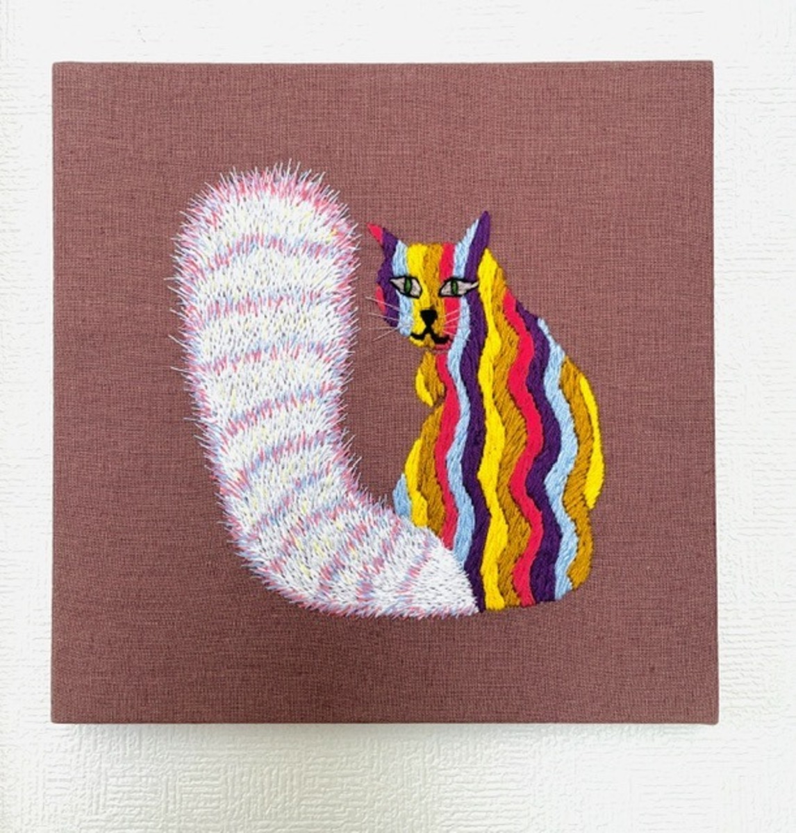 しっぽを自慢する猫