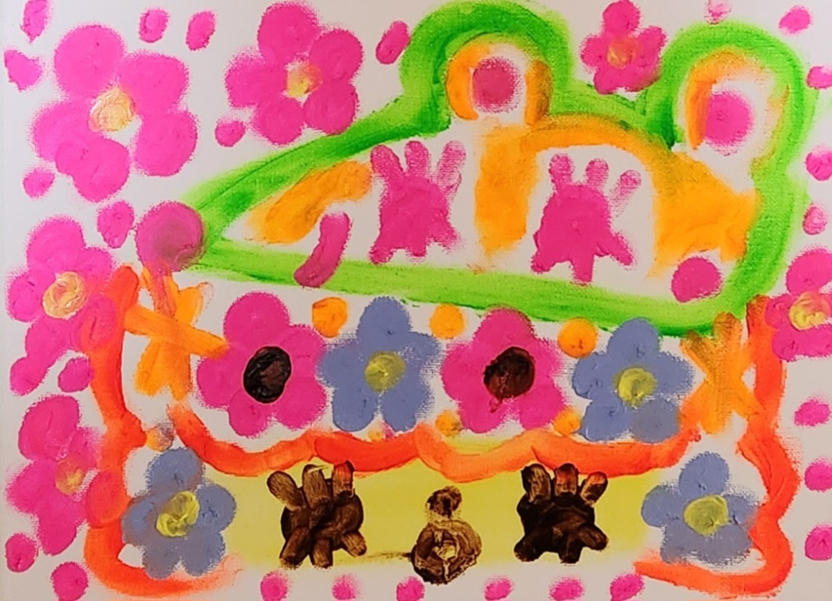 ねずみ帽子をかぶるエミリーちゃん