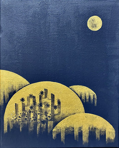 作品名:「festival」 画家名:「Happy Plum」 コメント:「ネイビーブラックに金色で月と山を構成。山の麓には、よく見るとキラキラ光る木が。シンプルな中に空間を予感させる作品です。」 ART-Meter