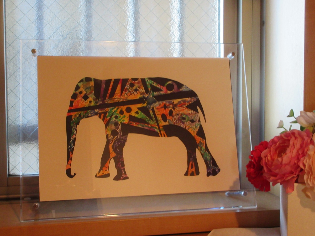 作品を実際に飾った様子の一例です。(額縁は付属しません。ご了承ください)