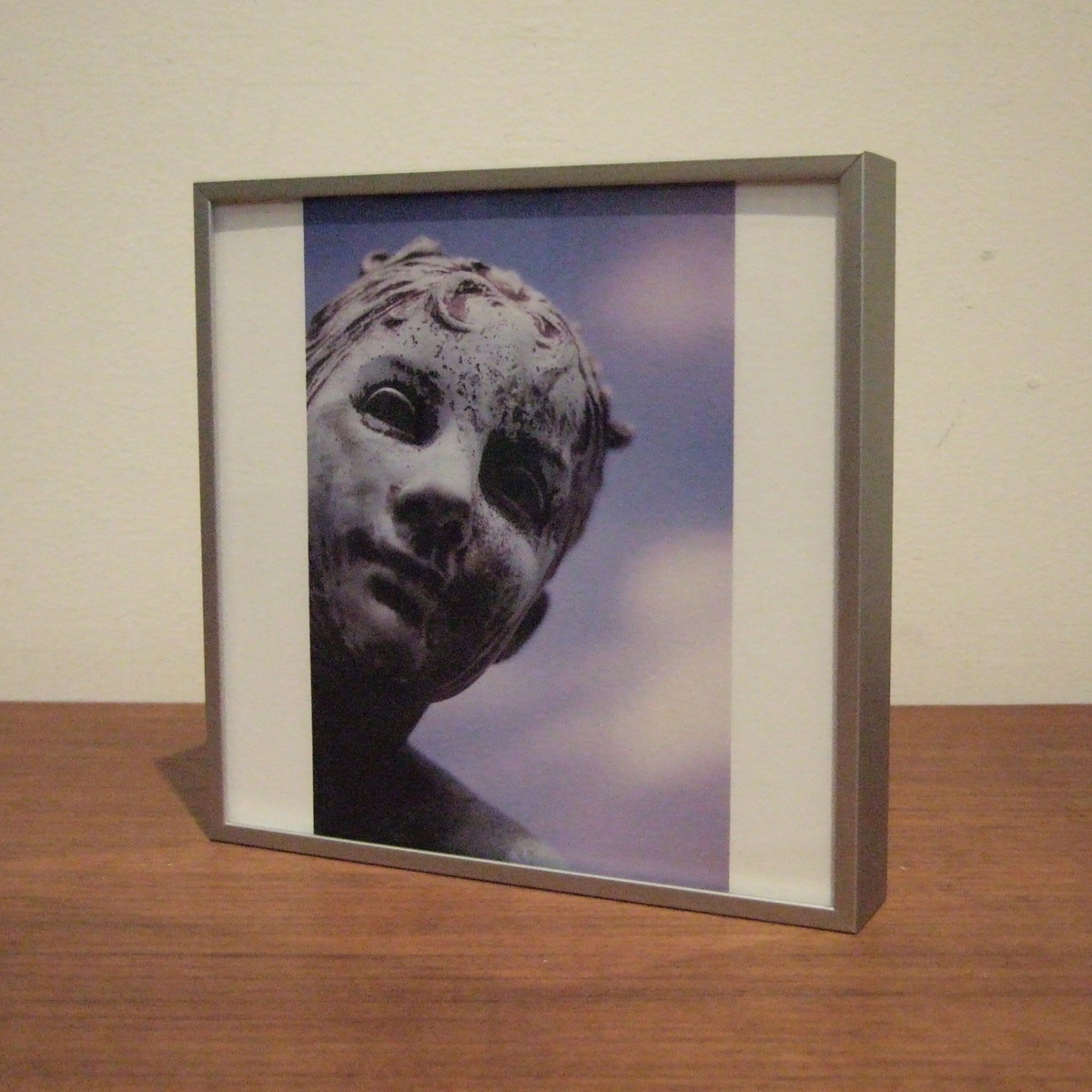 シルバーのアルミフレームで額装してデスクの上に立てて飾る