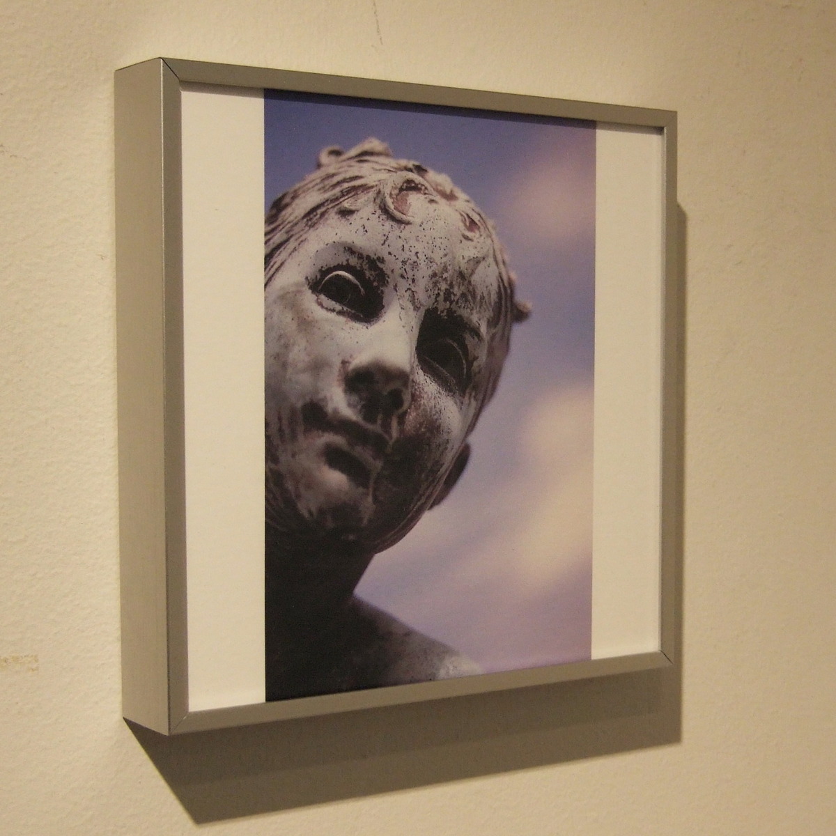 シルバーのアルミフレームで額装して白い壁面に飾る