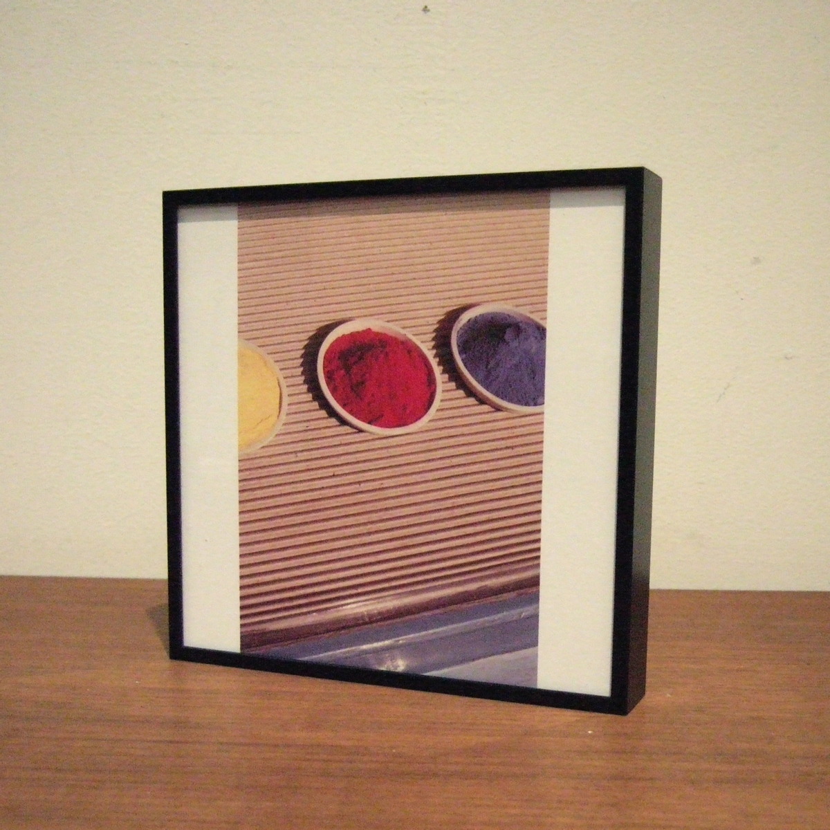 アルミの黒額縁で額装しデスクの上に飾る