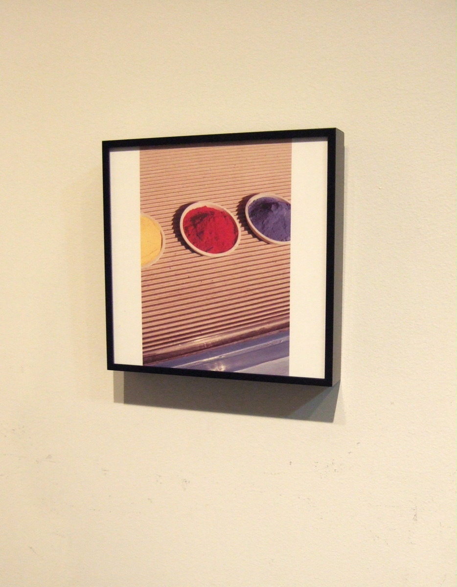 アルミの黒額縁で額装し白い壁面に飾る