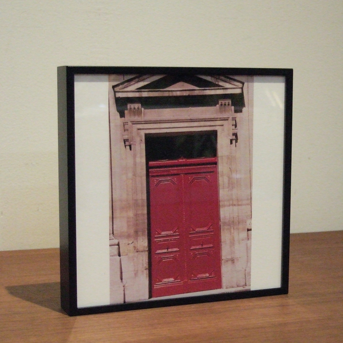 シンプルなアルミの黒額縁で額装しデスクの上に置く