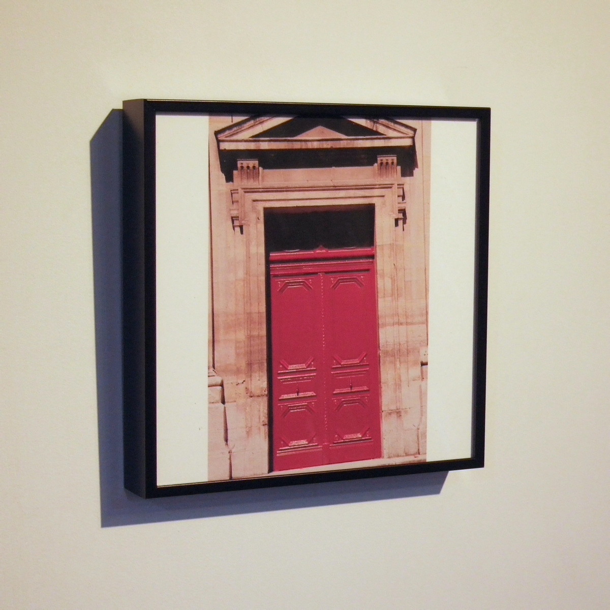 白い壁面に飾る