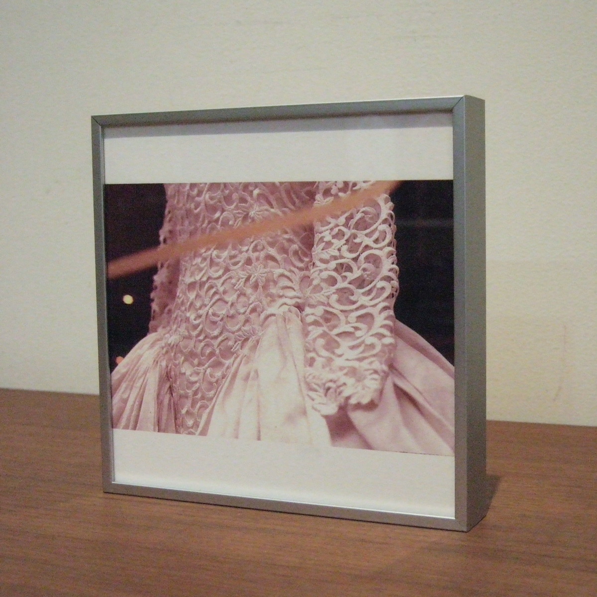 シンプルでモダンなアルミのシルバー額縁で額装しデスクに置く