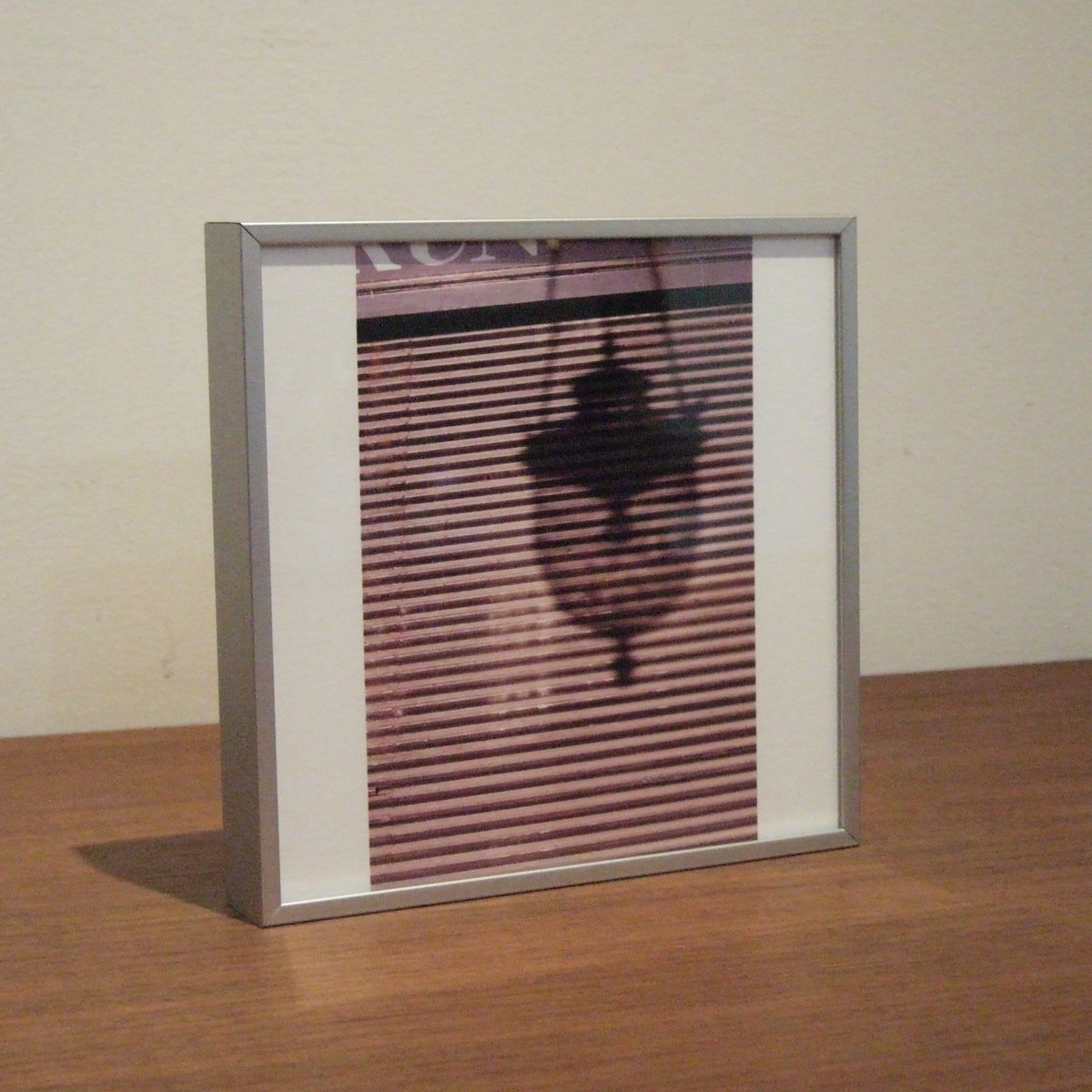 シンプルなアルミのシルバー額縁で額装してデスクの上に置く