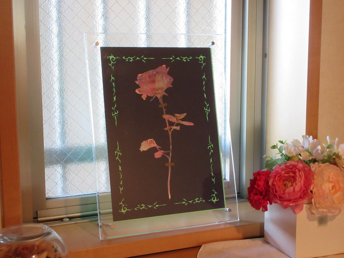 作品を実際に飾った様子の一例です。(額縁は付属しません。ご了承ください)