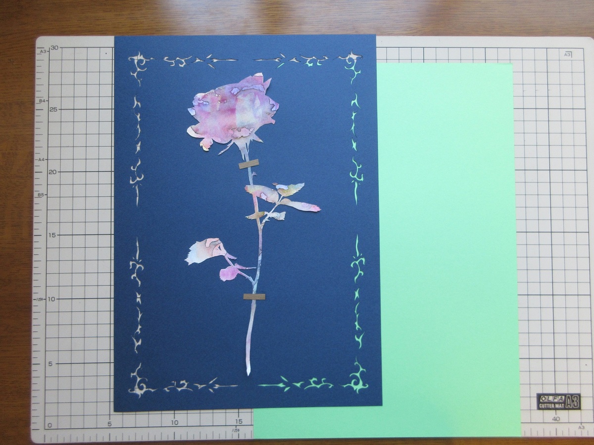 下に敷いてある画用紙は接着していないので、お好みで取り外しができます。