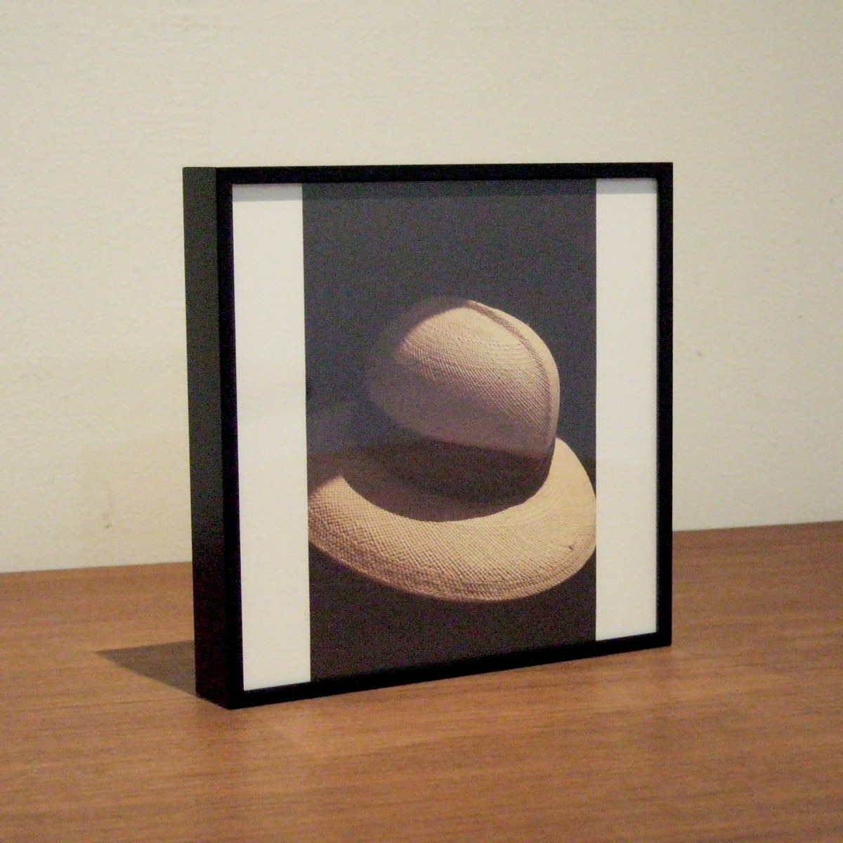 アルミの黒の額縁で額装しデスク上に飾る