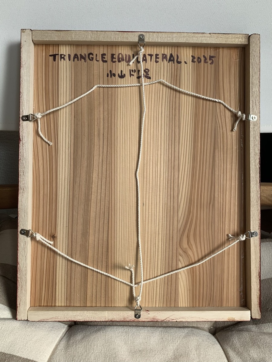 吊るし糸でどの方向でも展示が可能