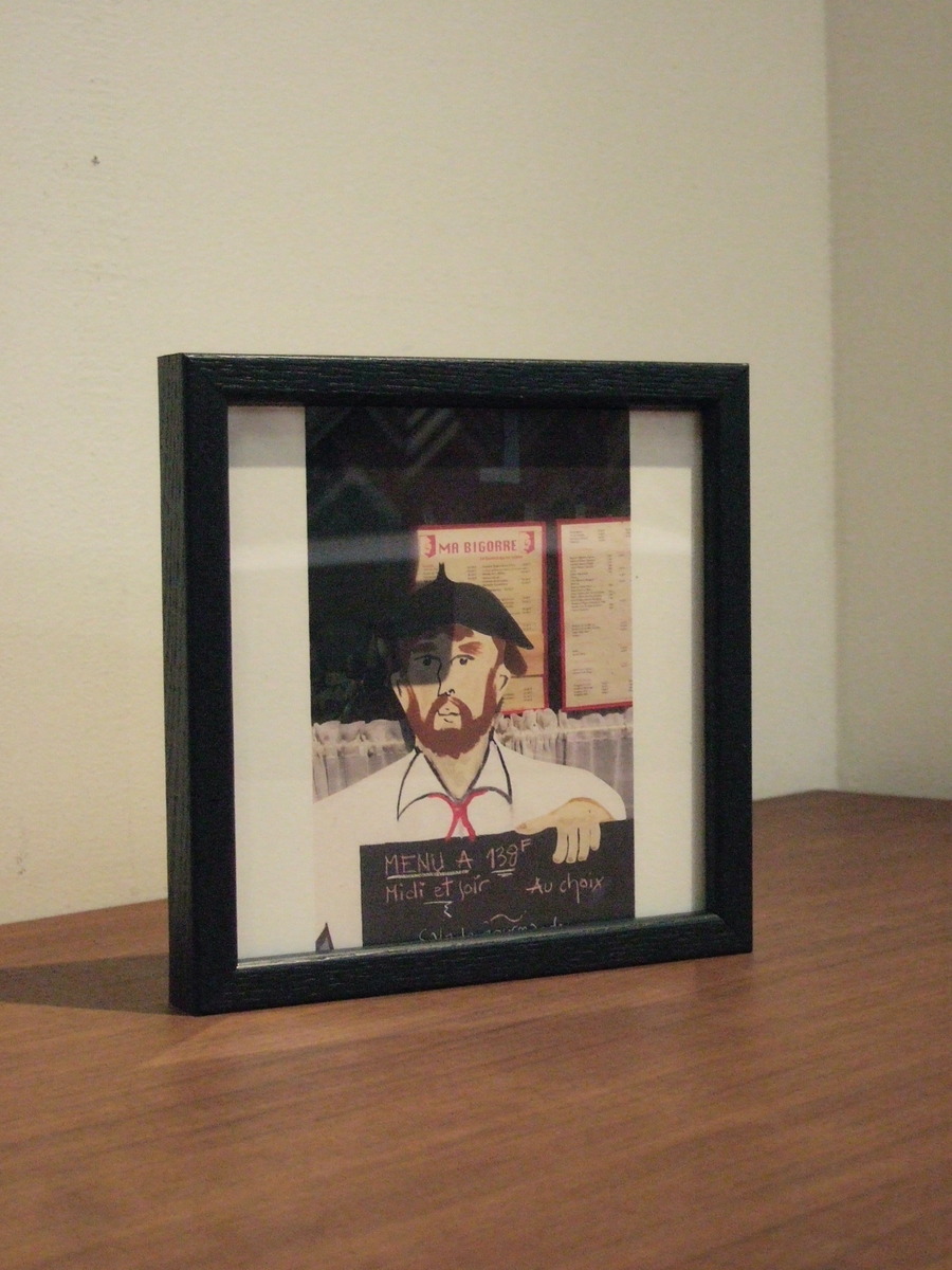 黒のウッドフレームで額装しデスクの上に置く