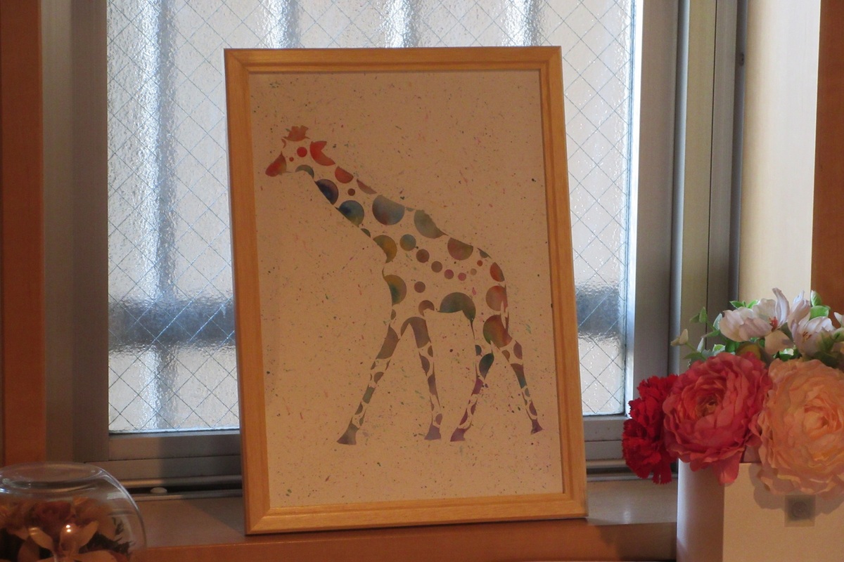 作品を実際に飾った様子の一例です。(額縁は付属しません。ご了承ください)