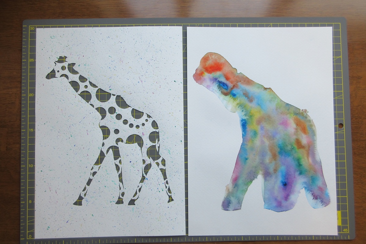 切り絵の下に画用紙を敷いています。接着していないので、お好みで取り外しができます。