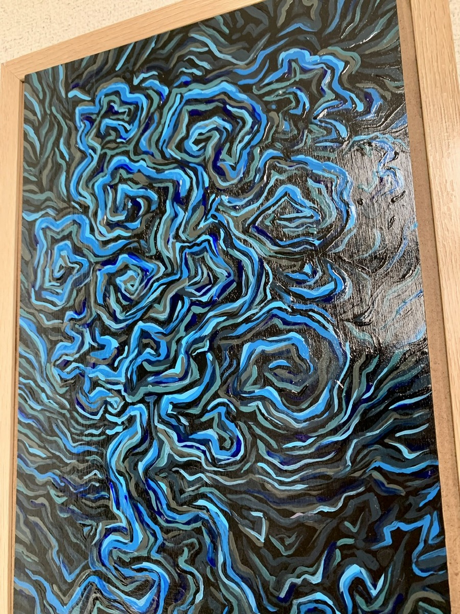 流れる流線で花を表現。