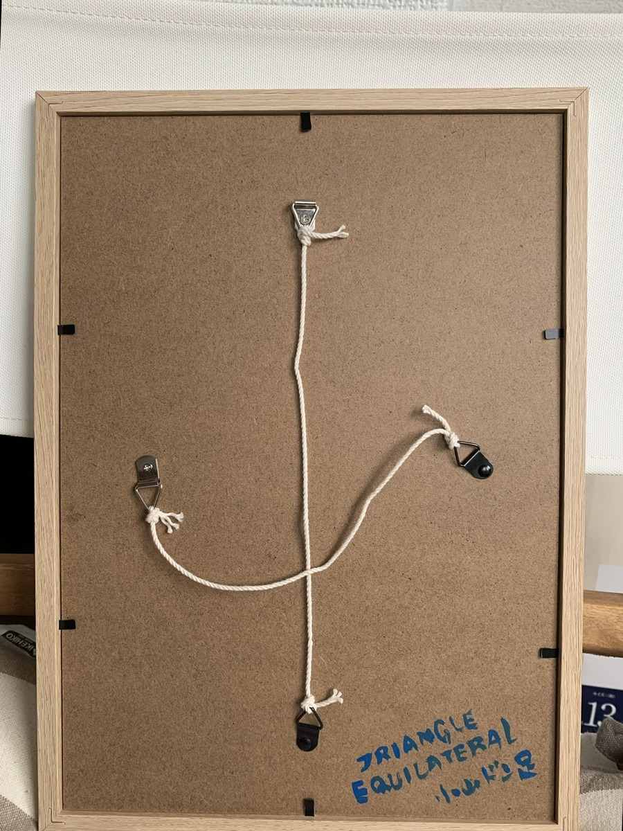 一応、縦にも横にも飾れるようクロス紐です。