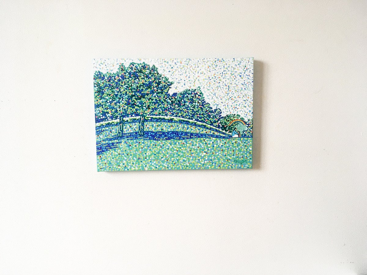 白い壁に飾ってみました。白い壁に映える、明るい印象の絵です。