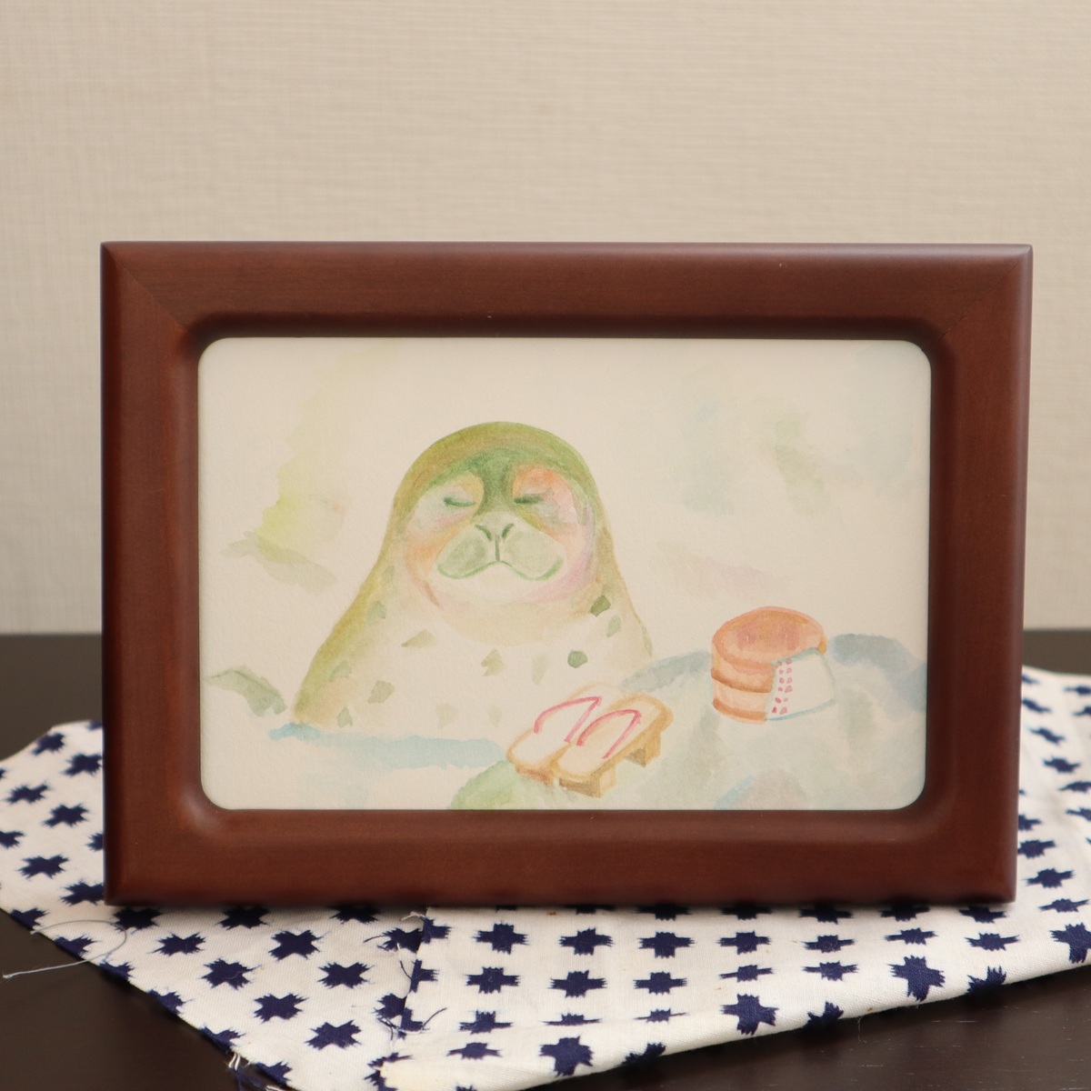 全体に淡い色合いなので、ブラウンのフレームにセットすると、全体に引き締まった印象になりました。