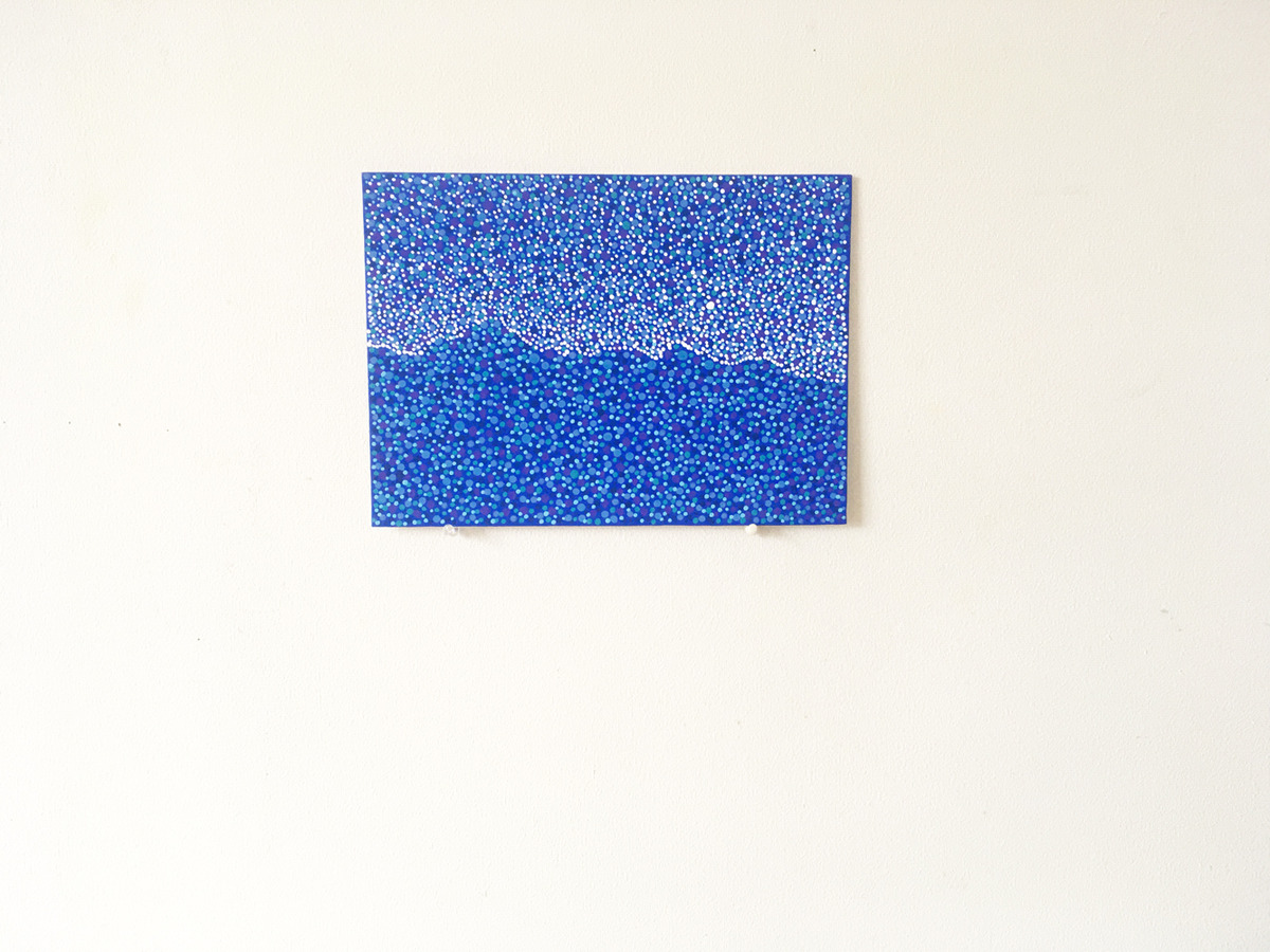 白い壁に飾ってみました。白い壁に映える作品です。点描画なので「引き」で見ると美しいと思っています。