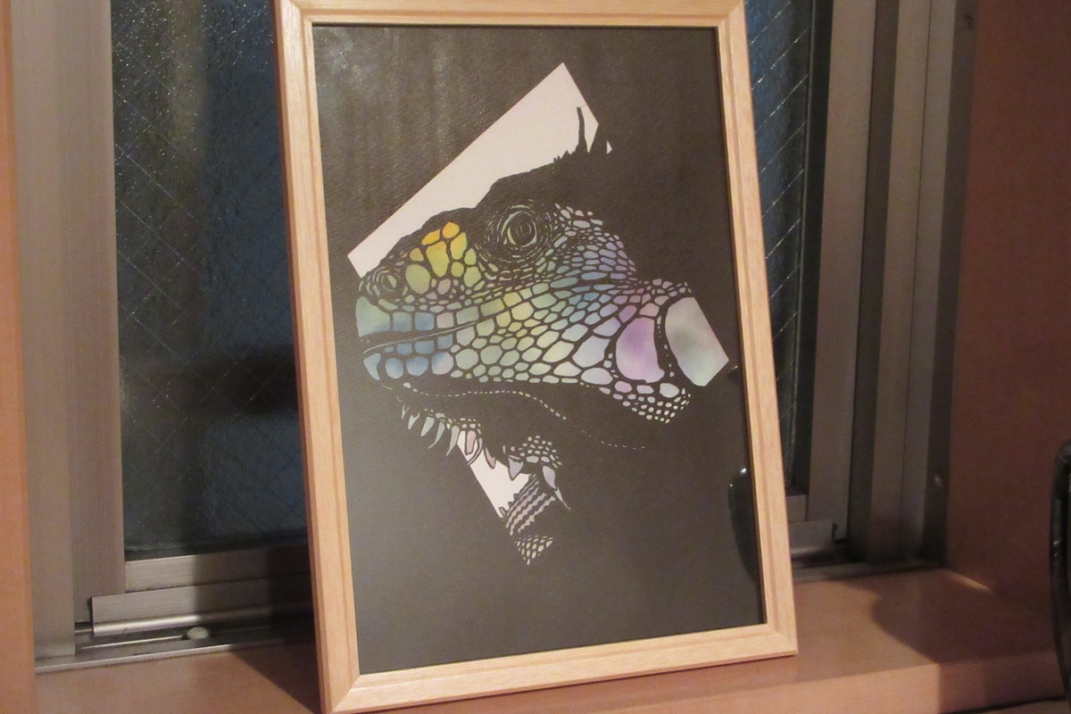 作品を実際に飾った様子の一例です。(額縁は付属しません。ご了承ください)