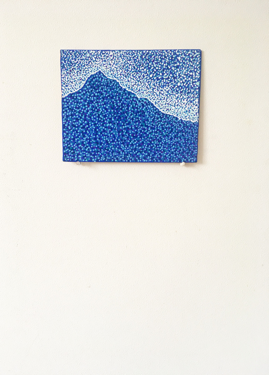 白い壁に飾ってみました。白い壁に映える作品と思います。