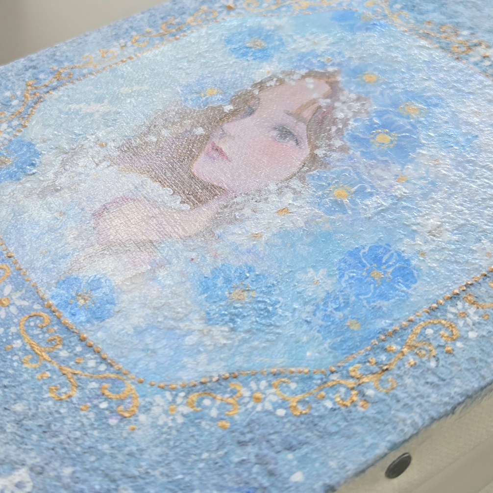 中心の女性の部分はツヤがあります