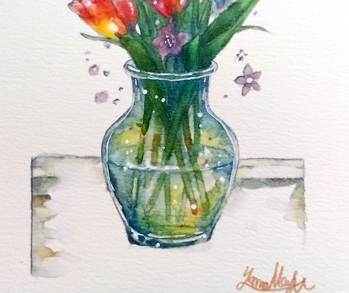 細部には色鉛筆を併用し、花びらの繊細な重なりやガラスの輪郭をシャープに整えました。小さなサイズだからこそ、密度を高めることで存在感を放つ作品に仕上げています。